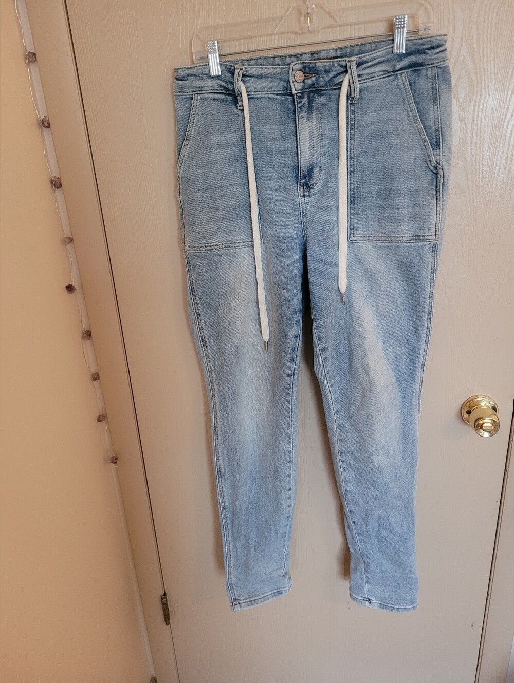 Judy Blue Light Wash Jogger Jeans With Shoelace Belt Womens Size 9/29